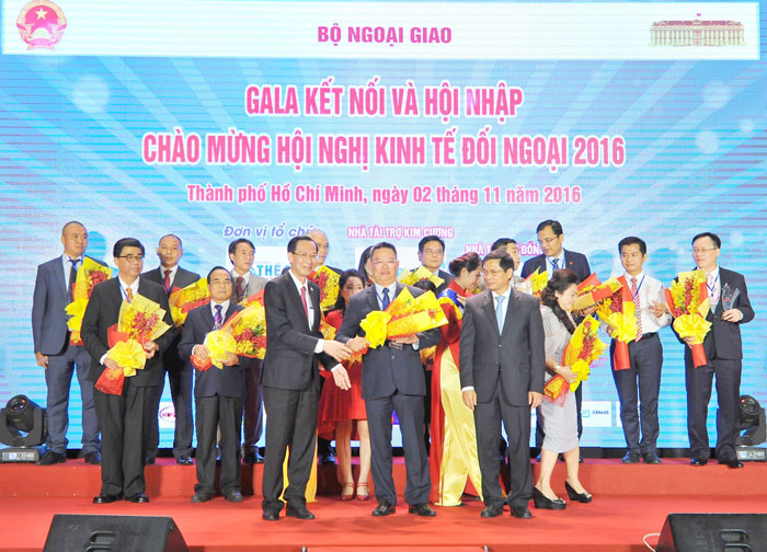 Phó Tổng Giám đốc VietinBank Trần Minh Bình đón nhận vinh danh từ Ban Tổ chức
