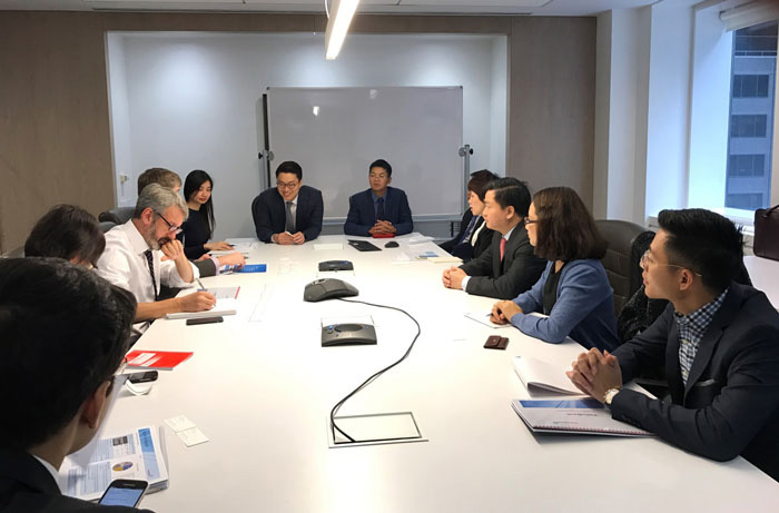 Đoàn công tác của VietinBank (bên phải) gặp gỡ các nhà đầu tư tại Mỹ cuối tháng 10/2016