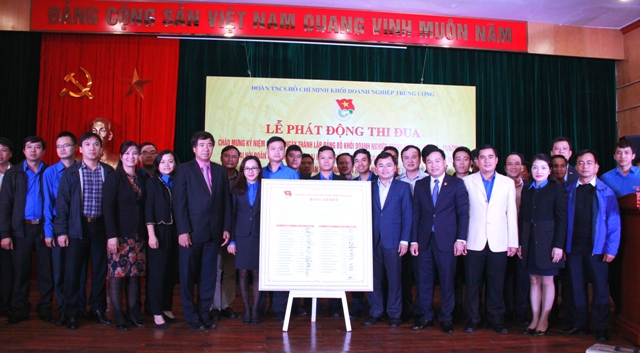 Các đồng chí lãnh đạo Đảng ủy Khối và Trung ương Đoàn chứng kiến đại diện các cơ sở Đoàn trong Khối ký cam kết thực hiện các chỉ tiêu thi đua. 