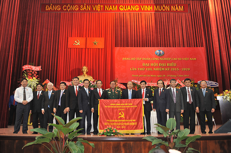 Đảng ủy Khối DNTW trao tặng Cờ cho Đảng bộ Tập đoàn Công nghiệp Cao su Việt Nam vì đã có thành tích xuất sắc trong nhiệm kỳ 2010 - 2015