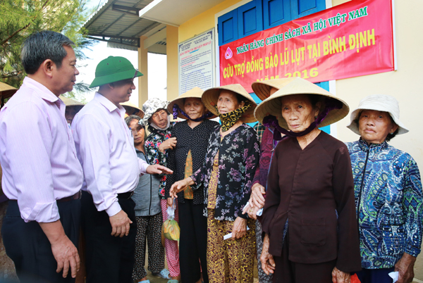 Đoàn công tác của NHCSXH thăm hỏi, động viên bà con vùng lũ xã Cát Chánh, huyện Phù Cát (Bình Định)