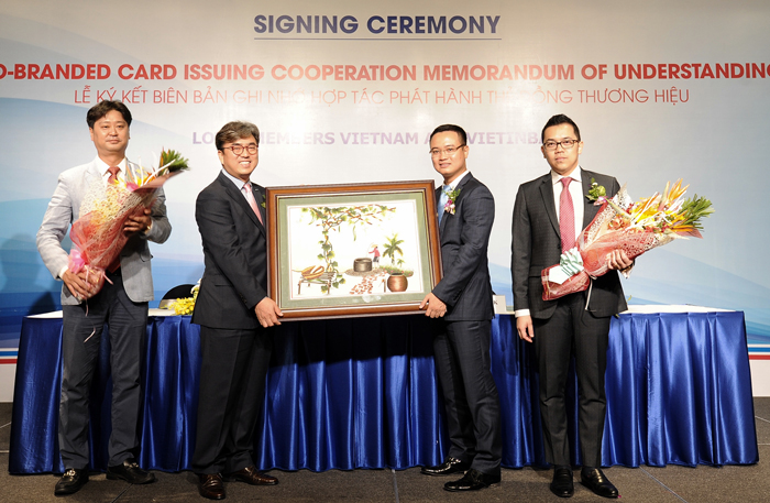 Đại diện VietinBank ký kết hợp tác với Lotte Members Việt Nam