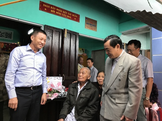 Tổng Giám đốc PVFCCo Đoàn Văn Nhuộm  và lãnh đạo huyện Quế Sơn thăm gia đình ông Phan Gia.