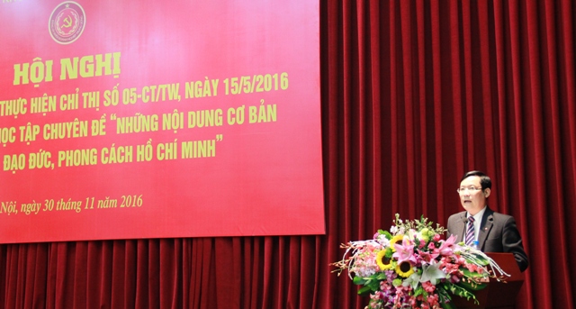 Đồng chí Phạm Tấn Công - Phó Bí thư Đảng ủy Khối quán triệt Chỉ thị số 05 của Bộ Chính trị và Kế hoạch của Đảng ủy Khối về.