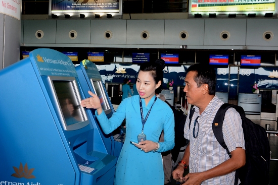 Hành khách làm thủ tục trực tuyến thông qua hệ thống công nghệ thông tin tại sân bay.