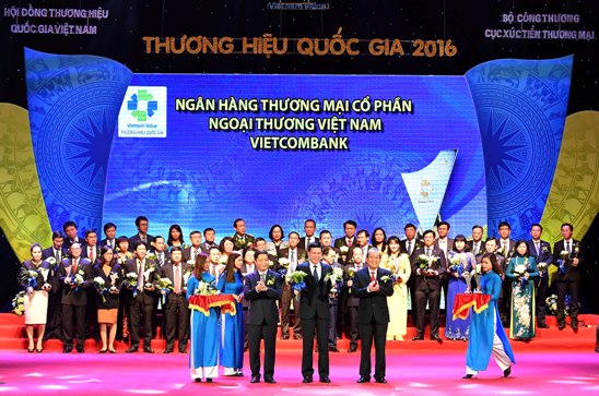Phó Tổng giám đốc Vietcombank Phạm Mạnh Thắng nhận Biểu trưng và hoa chức mừng từ Phó Thủ tướng Thường trực Chính phủ Trương Hòa Bình và Bộ trưởng Bộ Công thương Trần Tuấn Anh
