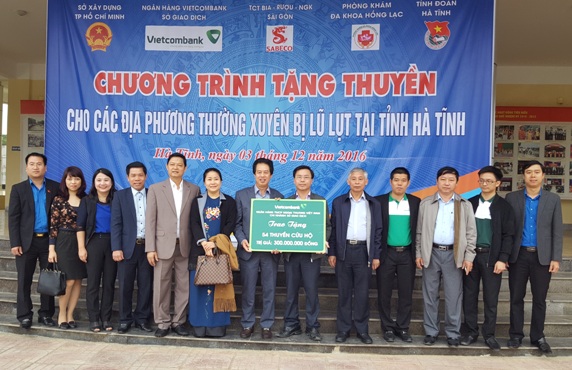 Sở giao dịch Vietcombank trao tặng 54 thuyền cứu hộ cho lãnh đạo tỉnh Hà Tĩnh