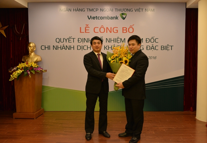 Chủ tịch HĐQT Vietcombank Nghiêm Xuân Thành  (bên trái) trao Quyết định bổ nhiệm cho Giám đốc Vietcombank Dịch vụ khách hàng đặc biệt