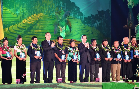 Đồng chí Nguyễn Thiện Nhân - Chủ tịch Ủy ban TƯ MTTQ Việt Nam và đồng chí Nguyễn Văn Bình - Trưởng Ban Kinh tế Trung ương, Trưởng Ban chỉ đạo Tây Bắc  trao Kỷ niệm chương và tặng hoa cho những người có uy tín tiêu biểu vùng Tây Bắc