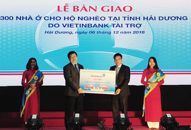 Lãnh đạo VietinBank trao biển tượng trưng tài trợ cho địa phương