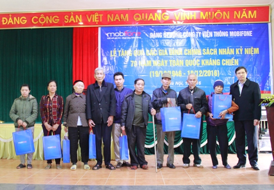 Đảng ủy MobiFone trao quà cho 9 gia đình chính sách trên địa bàn xã Ba Trại, Ba Vì, Hà Nội
