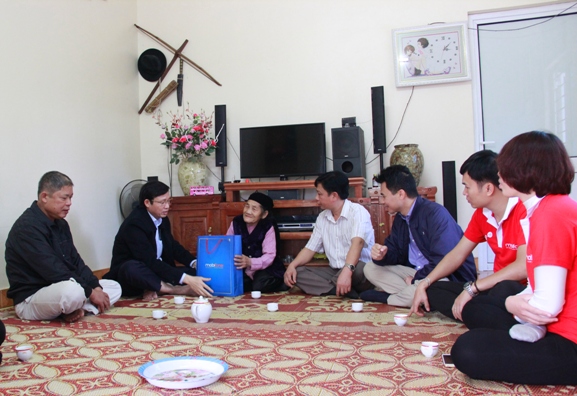 Lãnh đạo Đảng ủy MobiFone đến thăm và trao quà cho gia đình mẹ Việt Nam Anh hùng Đinh Thị Lê