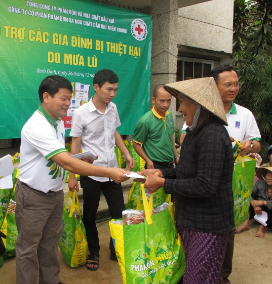 PVFCCo trao tặng quà cho nhân dân huyện Tây Sơn và Vĩnh Thạnh, tỉnh Bình Định