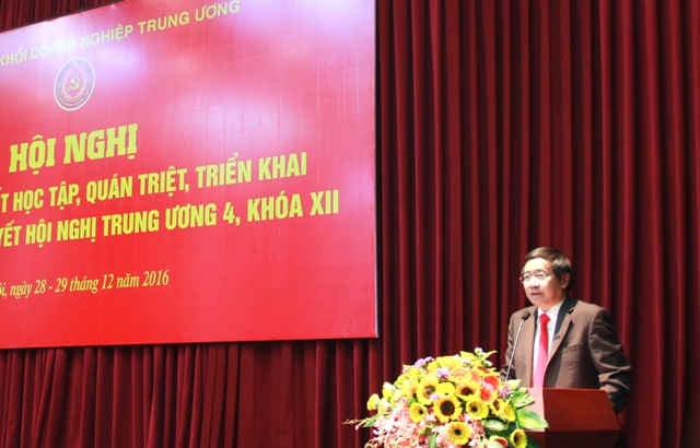 Đồng chí Trần Hữu Bình - Phó Bí thư Đảng ủy Khối trình bày