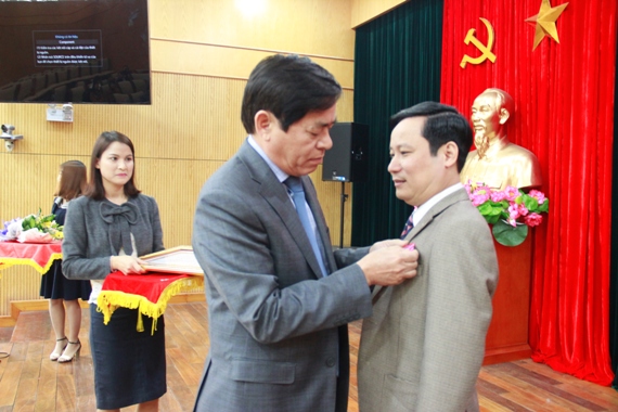 Thừa ủy quyền của Chủ tịch Nước, Bí thư Đảng ủy Khối DNTW Phạm Viết Thanh đã trao tặng Huân chương Lao động hạng Nhì cho đồng chí Phạm Tấn Công