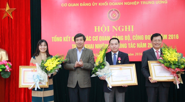 Thừa ủy quyền của Chủ tịch Nước và Thủ tướng Chính phủ, Phó Bí thư Đảng ủy Khối DNTW Trần Hữu Bình đã trao tặng Huân chương Lao động hạng Ba và danh hiệu Chiến sỹ thi đua toàn quốc cho các cá nhân