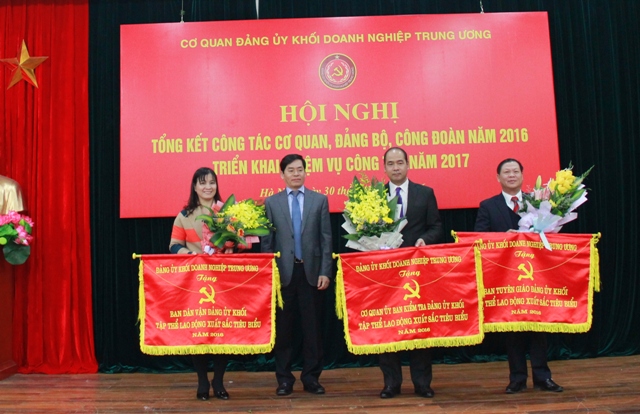 Đại diện các tập thể nhận Cờ thi đua của Đảng ủy Khối DNTW.