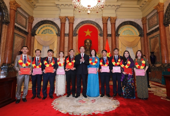 Chủ tịch nước Trần Đại Quang tặng chân dung Chủ tịch Hồ Chí Minh cho các đồng chí bí thư chi bộ xuất sắc tiêu biểu.