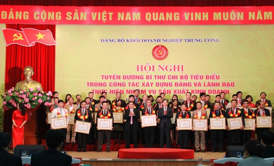 Trưởng ban Tổ chức Trung ương Phạm Minh Chính và Bí thư Đảng ủy Khối DNTW Phạm Viết Thanh trao tặng Bằng khen cho các bí thư chi bộ tiêu biểu.