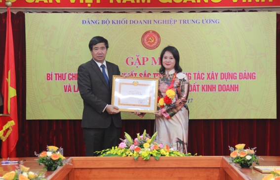 Phó Bí thư Đảng ủy Khối Doanh nghiệp Trung ương Trần Hữu Bình trao tặng Bằng khen của Đảng ủy Khối DNTW cho các bí thư chi bộ xuất sắc tiêu biểu.