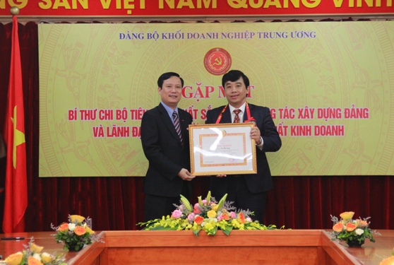 Phó Bí thư Đảng ủy Khối Doanh nghiệp Trung ương Phạm Tấn Công trao tặng Bằng khen của Đảng ủy Khối DNTW cho các bí thư chi bộ xuất sắc tiêu biểu.