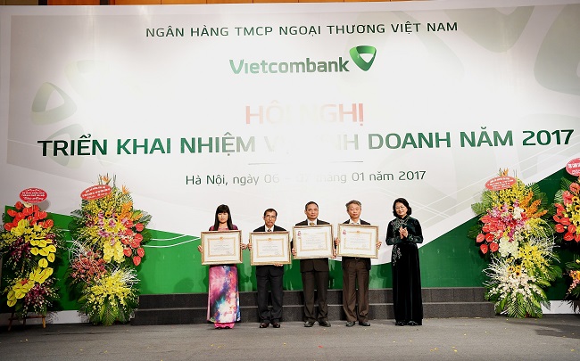 Phó Chủ tịch nước CHXHCNVN Đặng Thị Ngọc Thịnh trao Huân chương Lao động hạng Nhì và hạng Ba cho các tập thể và cá nhân của Vietcombank