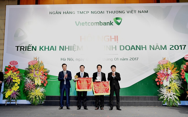 Đại diện lãnh đạo Vietcombank trao danh hiệu và biểu trưng cho 02 tập thể đặc biệt xuất sắc trong năm 2016