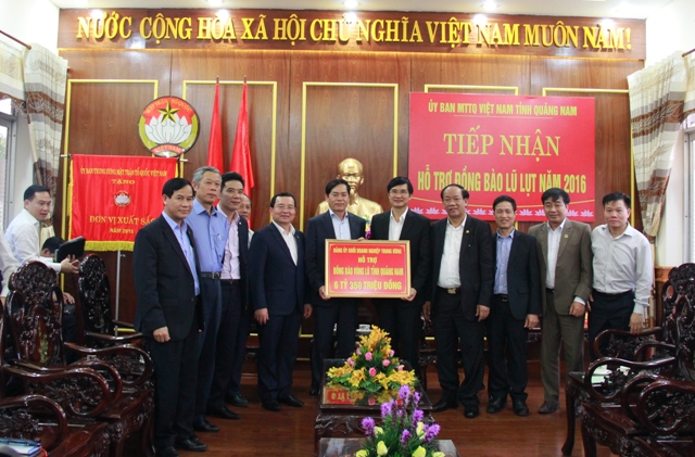 Đồng chí Phạm Viết Thanh - Ủy viên Trung ương Đảng, Bí thư Đảng ủy Khối DNTW trao quà hỗ trợ nhân dân tỉnh Quảng Nam.