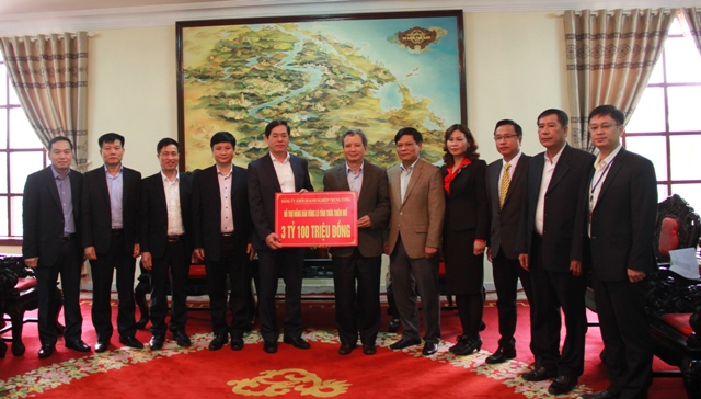 Đoàn trao quà hỗ trợ tỉnh Thừa Thiên - Huế.