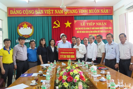 Đoàn trao quà tại tỉnh Khánh Hòa.