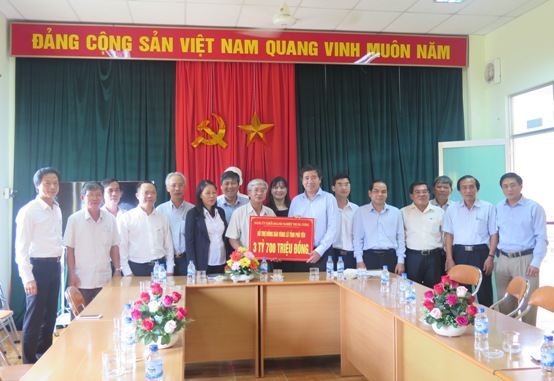 Đoàn trao quà cho nhân dân tỉnh Phú Yên.