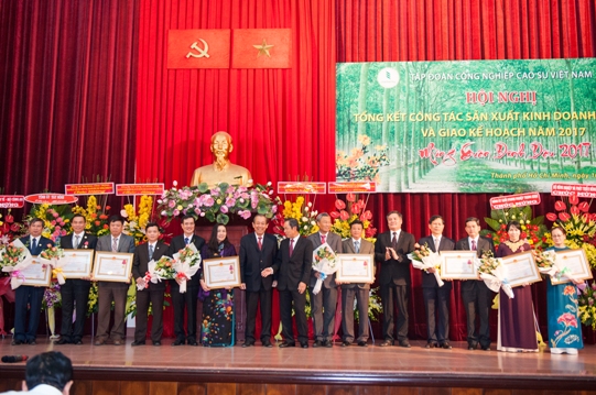 Phó Thủ tướng thường trực Trương Hòa Bình và lãnh đạo Tập đoàn CN Cao su Việt Nam trao Huân chương lao động Nhất, Nhì, Ba cho các tập thể và cá nhân