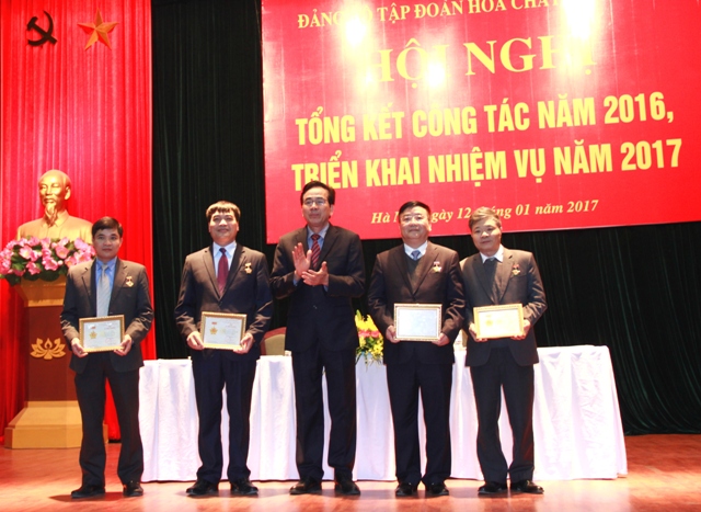 Đồng chí Trần Thanh Khê - Trưởng Ban Tuyên giáo Đảng ủy Khối trao tặng Kỷ niệm chương các mặt công tác xây dựng Đảng cho các đồng chí trong Đảng bộ Tập đoàn Hóa chất.