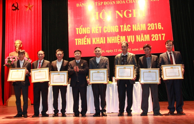 Đại diện các tập thể, cá nhân có thành tích nhận khen thưởng của Đảng ủy Tập đoàn.