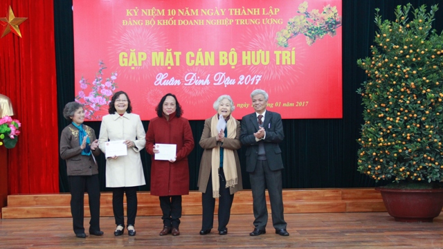Ban liên lạc hưu trí Cơ quan Đảng ủy Khối tặng quà các đồng chí được nhận huy hiệu Đảng trong năm 2016.