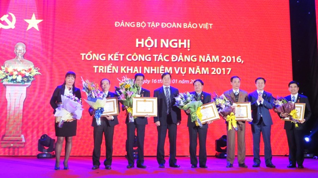 Các đảng viên Đảng bộ Tập đoàn Bảo Việt nhận Huy hiệu 30 năm tuổi Đảng.