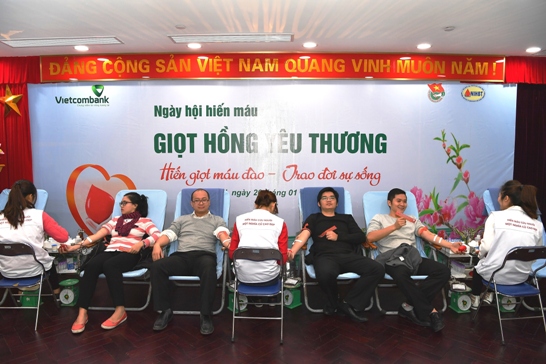 Các ĐVTN Vietcombank tham gia hiến máu trong Ngày hội hiến máu nhân đạo “Giọt hồng yêu thương”;