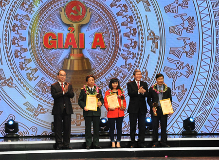 Thường trực Ban Bí thư Đinh Thế Huynh, Chủ tịch Ủy ban Trung ương MTTQVN Nguyễn Thiện Nhân trao Cúp và Bằng Chứng nhận cho đại diện 3 nhóm tác giả đạt giải A