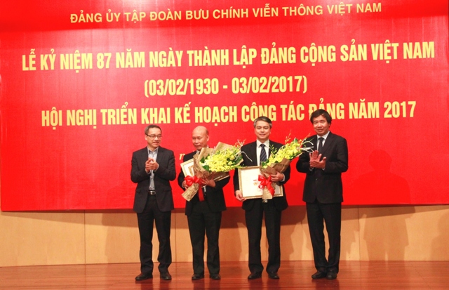 Đồng chí Trần Hữu Bình và đồng chí Phan Tâm trao tặng Kỷ niệm chương vì sự nghiệp Tuyên giáo và Huy hiệu 30 năm tuổi Đảng cho 02 đảng viên Đảng bộ Tập đoàn VNPT