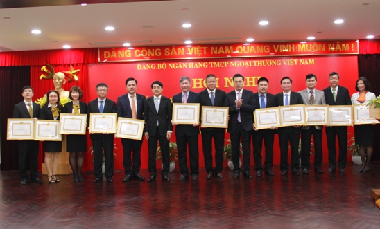 Lãnh đạo Vietcombank trao tặng Giấy khen cho 14 đảng viên hoàn thành xuất sắc nhiệm vụ