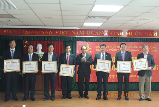 Thứ trưởng Bộ Công thương Cao Quốc Hưng đã trao tặng Bằng khen cho các tập thể và cá nhân thuộc Đảng ủy Tổng công ty Thuốc lá