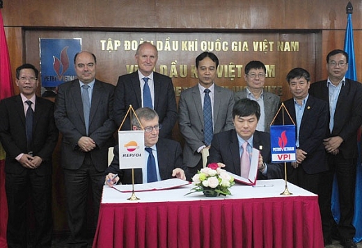 Phó Tổng giám đốc Tập đoàn Dầu khí Việt Nam Nguyễn Quỳnh Lâm chứng kiến Lễ ký kết Thỏa thuận hợp tác giữa VPI và Repsol S.A.