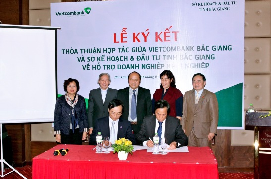 Đại diện Sở Kế hoạch và Đầu tư tỉnh Bắc Giang và Vietcombank Bắc Giang ký kết thỏa thuận hợp tác hỗ trợ doanh nghiệp khởi nghiệp