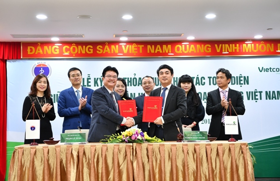 Đại diện lãnh đạo Vietcombank và Bộ Y tế ký kết thỏa thuận hợp tác toàn diện