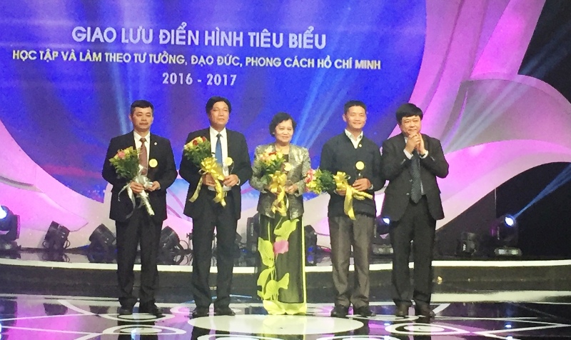 Đồng chí Nguyễn Thế Kỷ - Ủy viên Trung ương Đảng, Tổng giám đốc Đài Tiếng nói Việt Nam tặng hoa các đại biểu tham gia Chương trình.