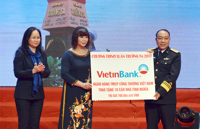 Đại diện VietinBank trao tài trợ xây dựng 10 ngôi nhà cho chiến sỹ Trường Sa