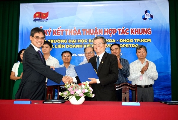 Tổng giám đốc Vietsovpetro Từ Thành Nghĩa và Hiệu trưởng ĐH Bách Khoa TPHCM Vũ Đình Thành ký kết thỏa thuận hợp tác
