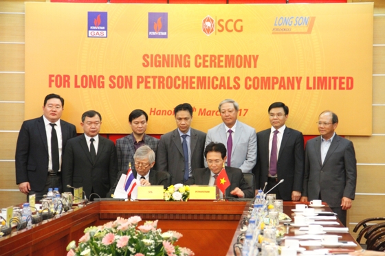 Đại diện lãnh đạo PVN ký hợp tác với Công ty hóa dầu Long Sơn