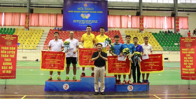 Đồng chí Phạm Tấn Công - Phó Bí thư Đảng ủy Khối DNTW trao giải cho các vận động viên môn cầu lông đôi nam.