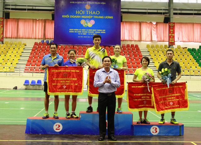 Đồng chí Trần Thanh Khê - Ủy viên Ban Thường vụ, Trưởng Ban Tuyên giáo Đảng ủy Khối trao giải cho các vận động viên nội dung cầu lông đôi nam nữ.